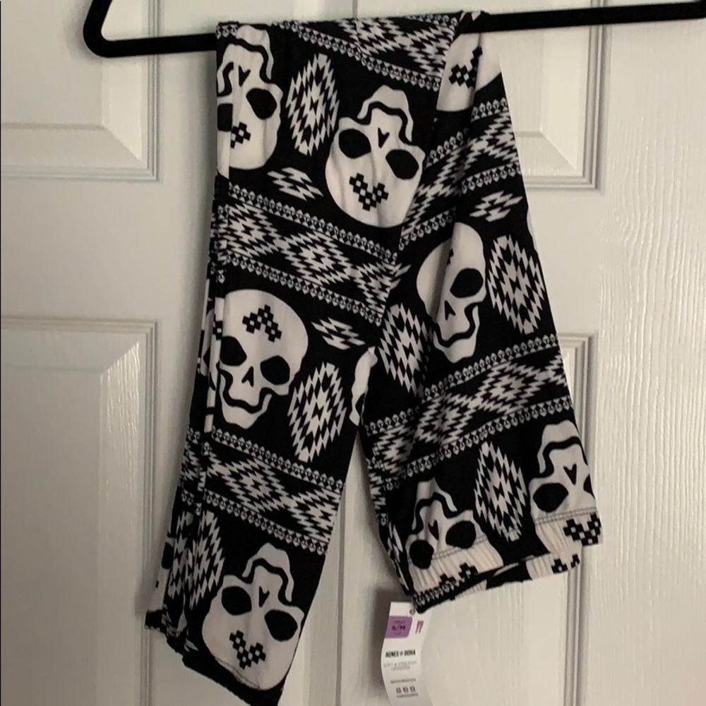 Agnes & Dora Skull Leggings size S/M
